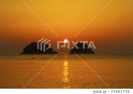 海 夕焼け 日の出 74361756