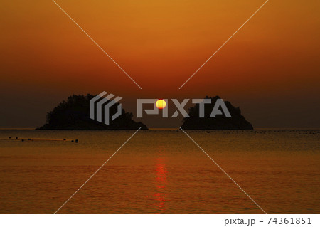 海 夕焼け 日の出 74361851