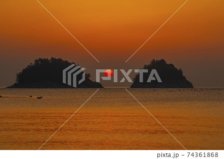 海 夕焼け 日の出 74361868