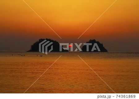 海 夕焼け 日の出 74361869