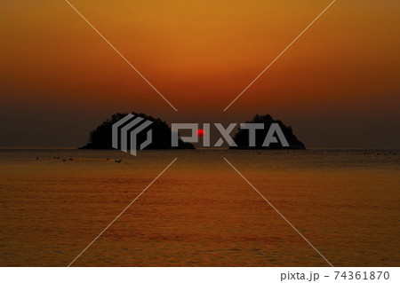 海 夕焼け 日の出 74361870