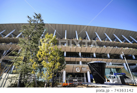 日本の東京都市景観　新国立競技場などを望む（1964年・東京五輪の聖火台。恒久展示に向けた整備作業） 74363142
