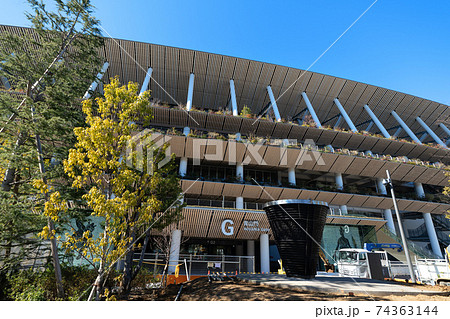 日本の東京都市景観　新国立競技場などを望む（1964年・東京五輪の聖火台。恒久展示に向けた整備作業） 74363144