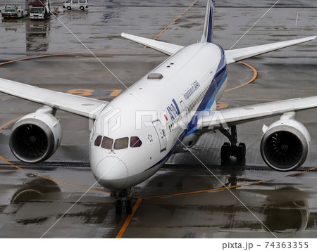 雨天時の羽田空港 航空機 アップ 前方から / Haneda Airport, Tokyo 74363355