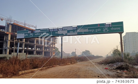 途上国の計画倒れした道路と工事現場 途上国の計画倒れした道路と工事現場 74363675