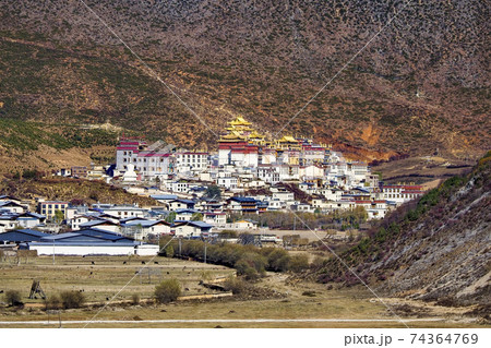 中国雲南省シャングリラ 松赞林寺 全景 / Songzanlin Monastery, China 74364769