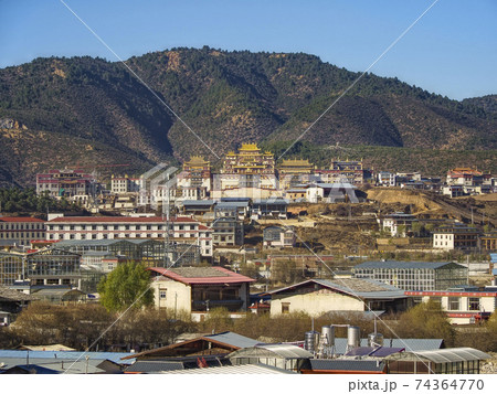 中国雲南省シャングリラ 松赞林寺 遠景 / Songzanlin Monastery, China 74364770