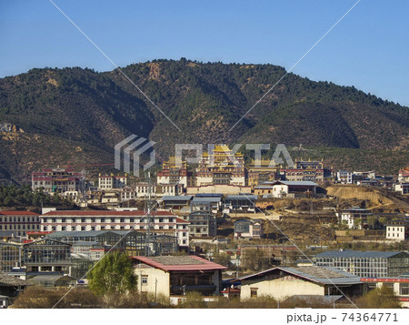 中国雲南省シャングリラ 松赞林寺 遠景 / Songzanlin Monastery, China 74364771