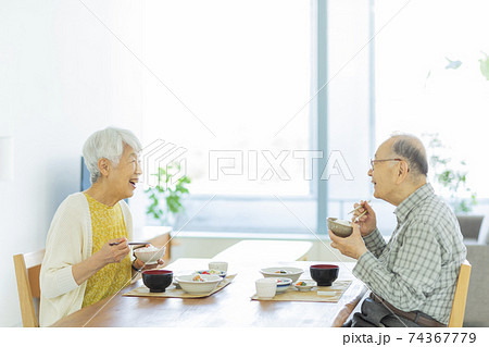 食事をするシニア夫婦 食事をするシニア夫婦 74367779