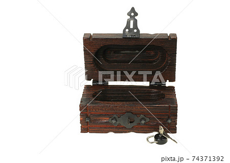 鍵付き貯金箱 宝箱 の写真素材
