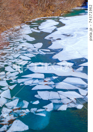 白砂川の氷片（縦） 74371962
