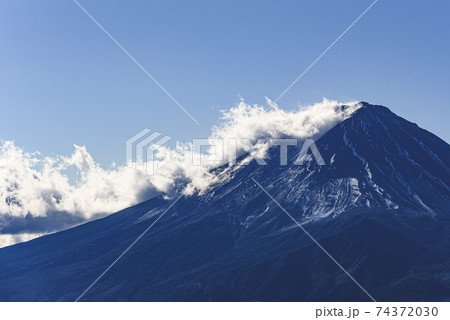 冬の雪が少ない富士山と雲と快晴の空 冬の雪が少ない富士山と雲と快晴の空 74372030