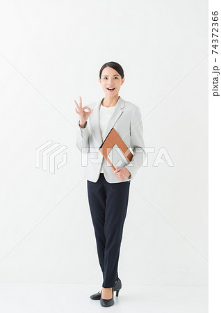 働く女性の立ち姿写真 働く女性の立ち姿写真 74372366