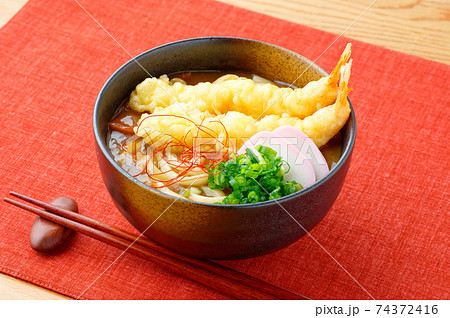 カレー天ぷらうどん。カレーうどん海老天のせ。かまぼこ添え。 カレー天ぷらうどん。カレーうどん海老天のせ。かまぼこ添え。 74372416