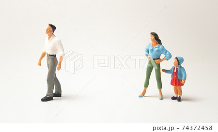 妻子を捨てて家をでていく夫(家庭の問題) 妻子を捨てて家をでていく夫(家庭の問題) 74372458