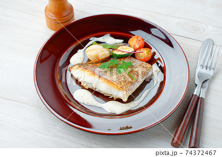 真鯛と帆立のポワレ、ホワイトソース添え。ズッキーニとミニトマトのソテー添え。 真鯛と帆立のポワレ、ホワイトソース添え。ズッキーニとミニトマトのソテー添え。 74372467