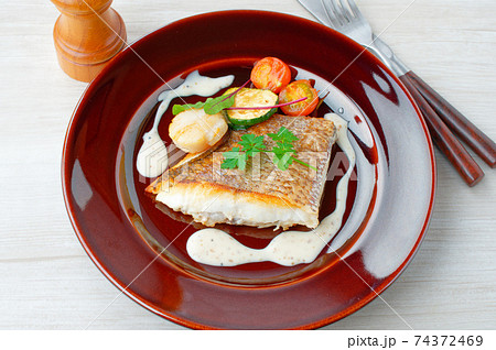 真鯛と帆立のポワレ ホワイトソース添え ズッキーニとミニトマトのソテー添え の写真素材