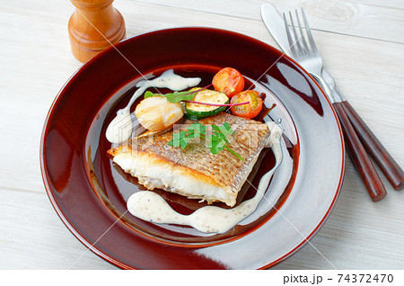 真鯛と帆立のポワレ ホワイトソース添え ズッキーニとミニトマトのソテー添え の写真素材