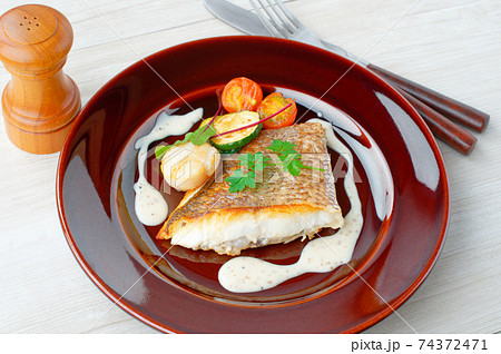 真鯛と帆立のポワレ、ホワイトソース添え。ズッキーニとミニトマトのソテー添え。 真鯛と帆立のポワレ、ホワイトソース添え。ズッキーニとミニトマトのソテー添え。 74372471