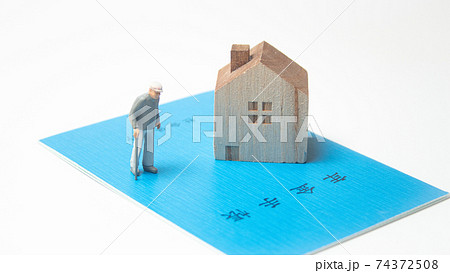 ひとり住まいのおじいさん(または独身男性)の年金と生活(日本の年金手帳) ひとり住まいのおじいさん(または独身男性)の年金と生活(日本の年金手帳) 74372508