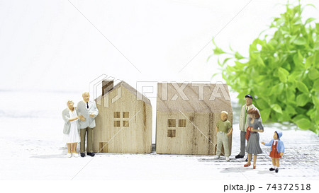 二世帯住宅に住む3世代の親子（老夫婦+現役世代夫婦+子供） 74372518
