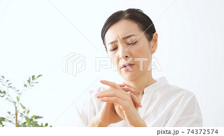 手荒れに悩む女性 手荒れに悩む女性 74372574