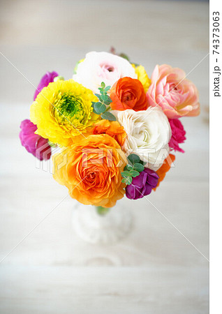 ラナンキュラスのフラワーアレンジメント フラワー お花 カラフル 花瓶 の写真素材