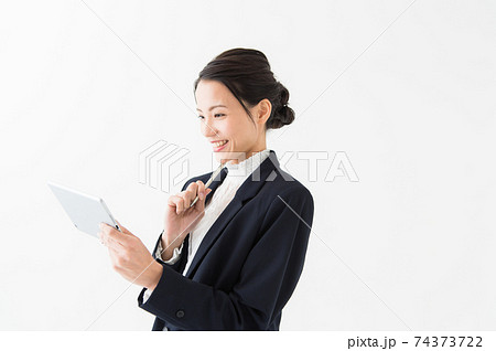 タブレット端末を持つ笑顔の女性 タブレット端末を持つ笑顔の女性 74373722
