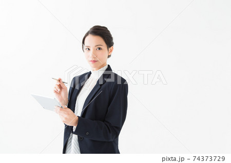 タブレット端末を持つ女性の写真 74373729