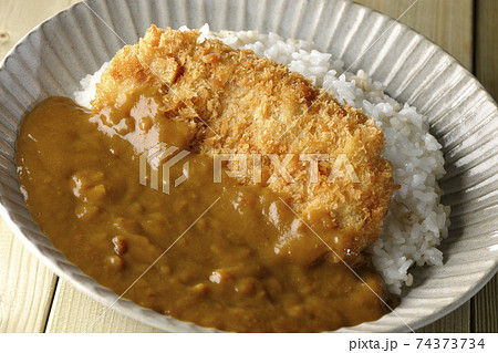 大きい豚カツが真ん中に一枚乗っているカツカレー 74373734