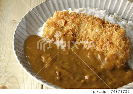 大きい豚カツが真ん中に一枚乗っているカツカレー 74373735