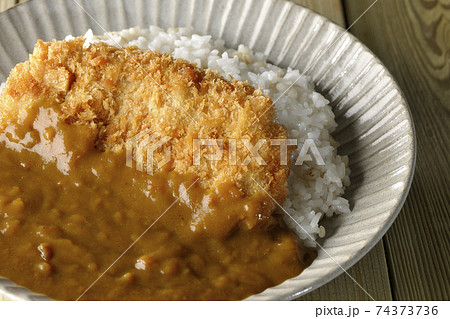 大きい豚カツが真ん中に一枚乗っているカツカレー 大きい豚カツが真ん中に一枚乗っているカツカレー 74373736