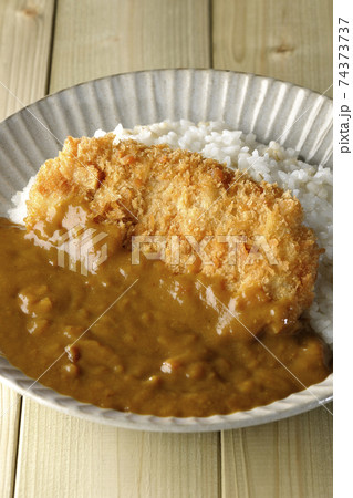 大きい豚カツが真ん中に一枚乗っているカツカレー 74373737