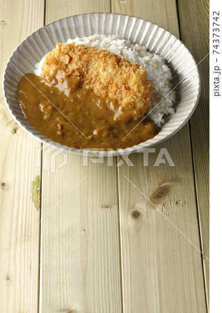 大きい豚カツが真ん中に一枚乗っているカツカレー 大きい豚カツが真ん中に一枚乗っているカツカレー 74373742