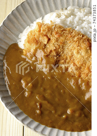 大きい豚カツが真ん中に一枚乗っているカツカレー（俯瞰） 74373851