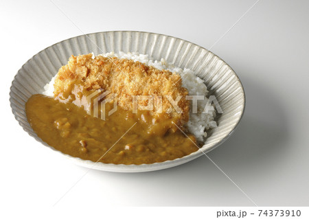 大きい豚カツが真ん中に一枚乗っているカツカレーを白背景で撮影 74373910