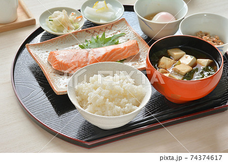 和朝食　鮭の塩焼き　豆腐の味噌汁 74374617