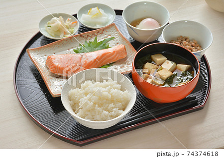和朝食 鮭の塩焼き 豆腐の味噌汁 和朝食 鮭の塩焼き 豆腐の味噌汁 74374618
