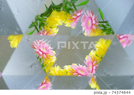 硝子背景ガーベラの花・万華鏡3 74374644