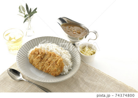 豚カツが乗ったご飯とルーが入ったカレーポットとトッピングのナチュラルチーズとお茶とオリーブの葉 74374800