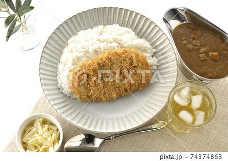 豚カツが乗ったご飯とルーが入ったカレーポットとトッピングのチーズとお茶とオリーブの葉(俯瞰) 豚カツが乗ったご飯とルーが入ったカレーポットとトッピングのチーズとお茶とオリーブの葉(俯瞰) 74374863