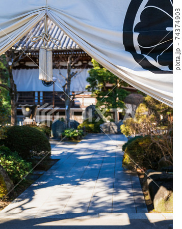 東京　高幡不動尊　山門をくぐって大日堂 74374903