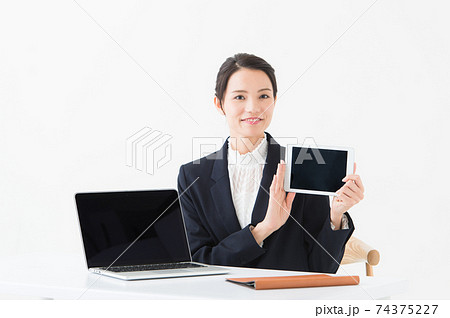 モバイルアイテムを持つスーツの女性 74375227