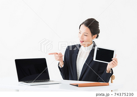 パソコンを指差す女性 74375230