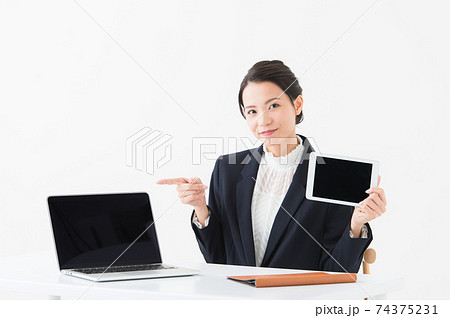 パソコンとタブレットを持つ女性 パソコンとタブレットを持つ女性 74375231