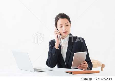 忙しく仕事をする20代女性 忙しく仕事をする20代女性 74375234