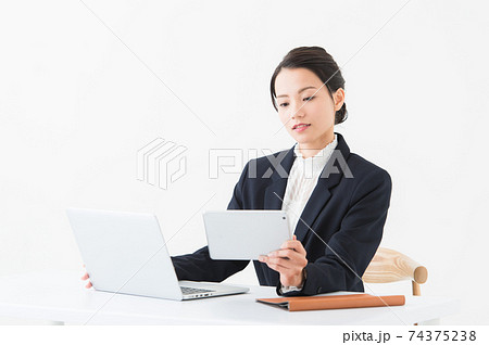 デスクワークで働く女性 74375238