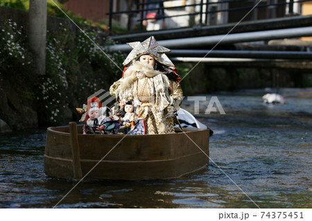 鳥取　四季の散歩　鯉幟が泳ぐ川　瀬戸川 74375451