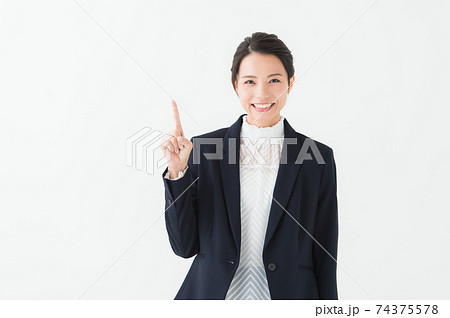 指差しをする20代のスーツ女性 指差しをする20代のスーツ女性 74375578