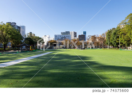早朝の中央公園　鹿児島県鹿児島市 74375600